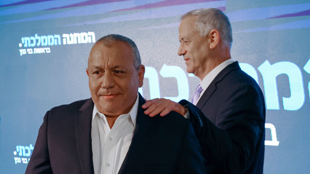 إعلام إسرائيلي: غانتس وآيزنكوت يهددان نتنياهو بتفكيك 