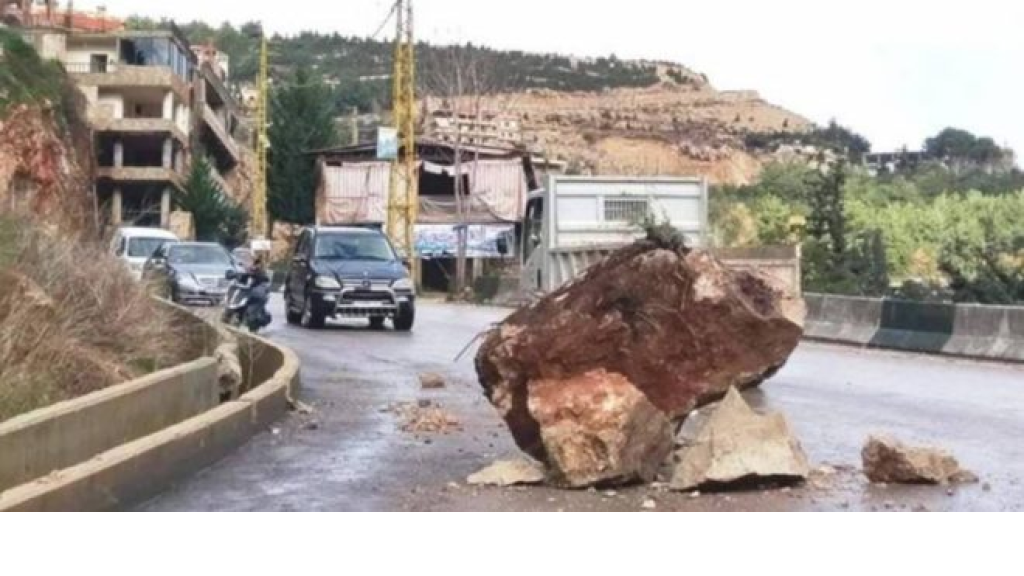 فتح طريق وادي جزين بعد انهيار صخري