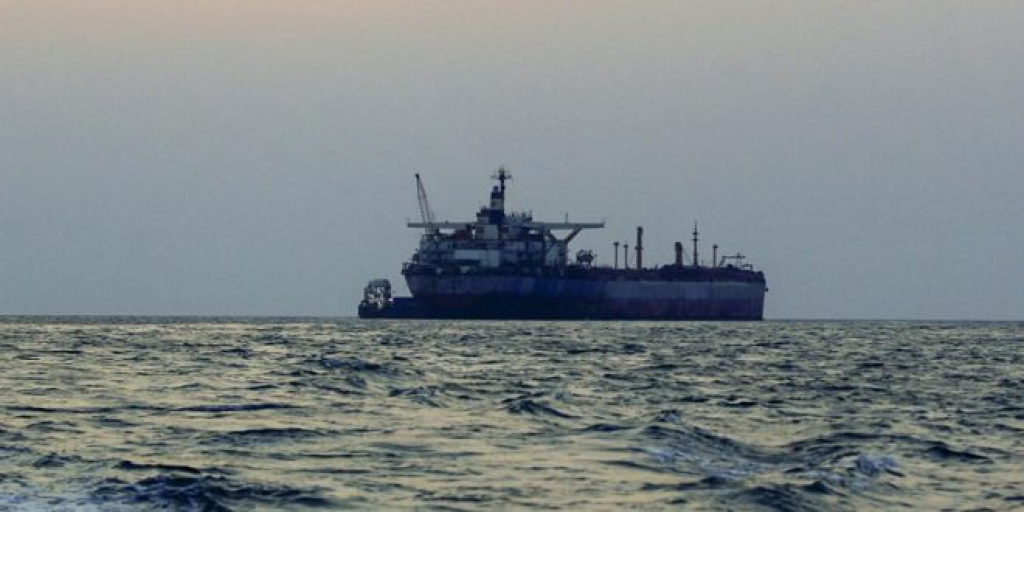 “أ.ف.ب”: سفينة شحن مملوكة أميركياً تتعرض لـ”هجوم صاروخي” قبالة اليمن