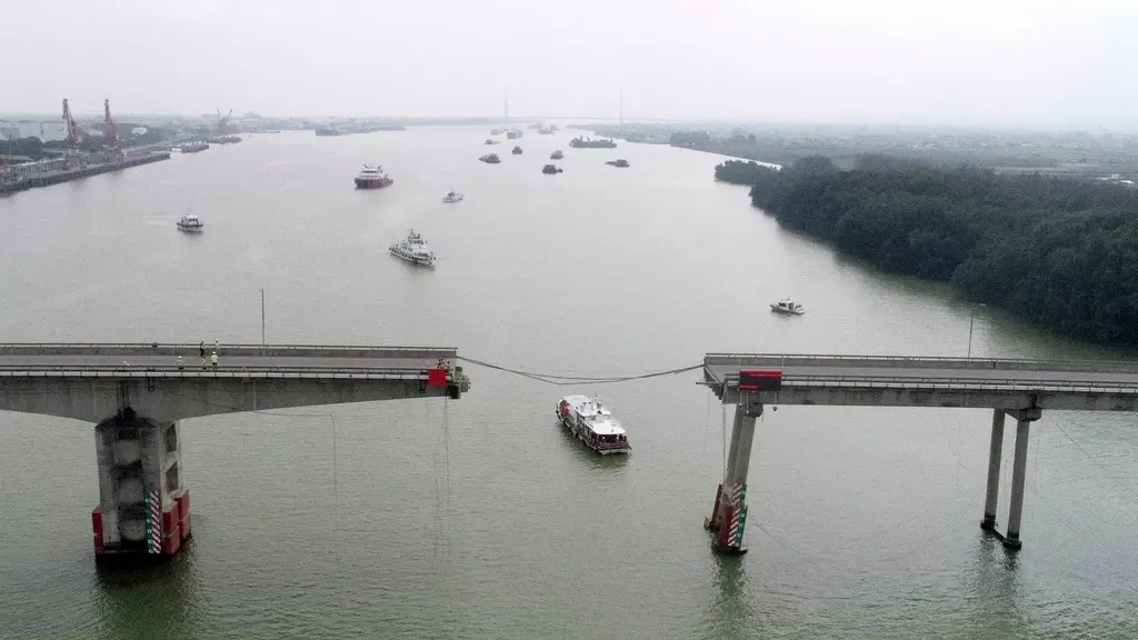 بالفيديو - في الصين... سفينة صدمت جسرا وشطرته لنصفين ووقعت الكارثة