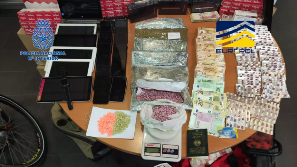  إسبانيا توقف مهربي مخدرات من المغرب