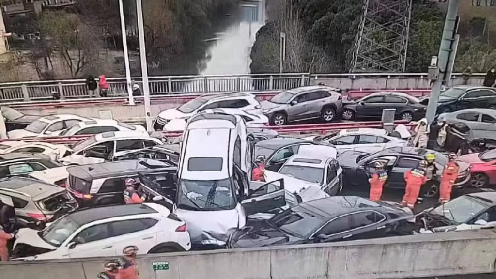 بالفيديو - تصادم 100 سيارة على طريق سريع بالصين