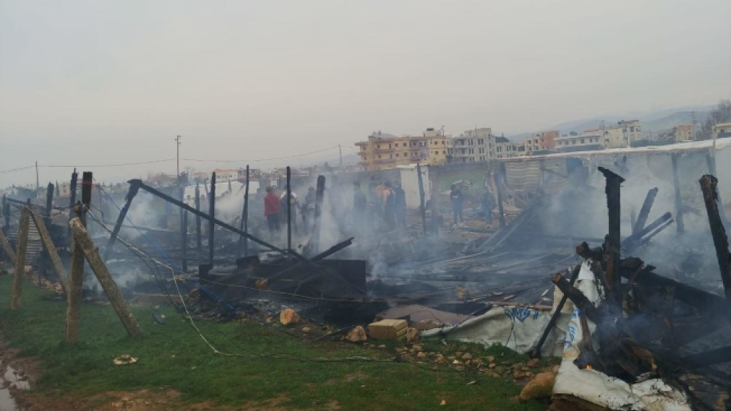 الدفاع المدني أخمد حريقًا داخل مخيم للنازحين السوريين