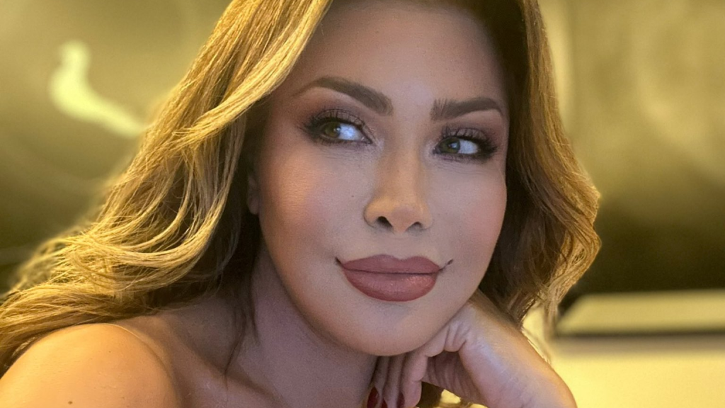 أصبح شابًا... أحدث صورة للنجمة الذهبية مع ابنها