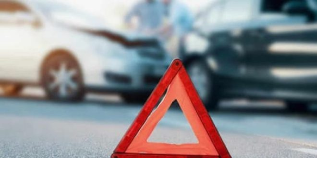 بالفيديو.. كونتاينر يسقط على سيارة وباص طلاب في البترون