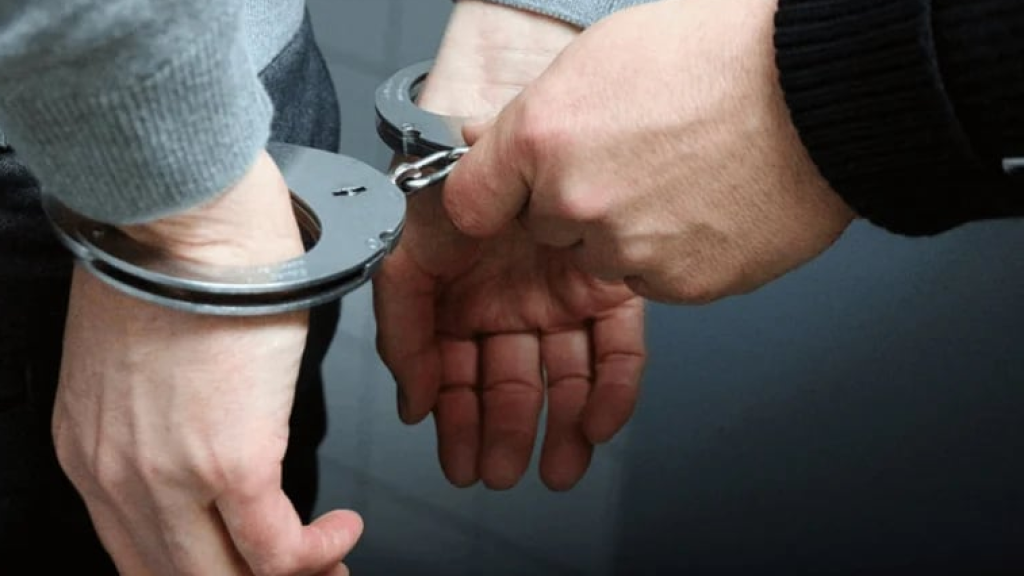 بالصور - توقيف شخصين بجرم السلب بقوة السلاح وانتحال صفة أمنية... هل وقعتم ضحيتهما؟