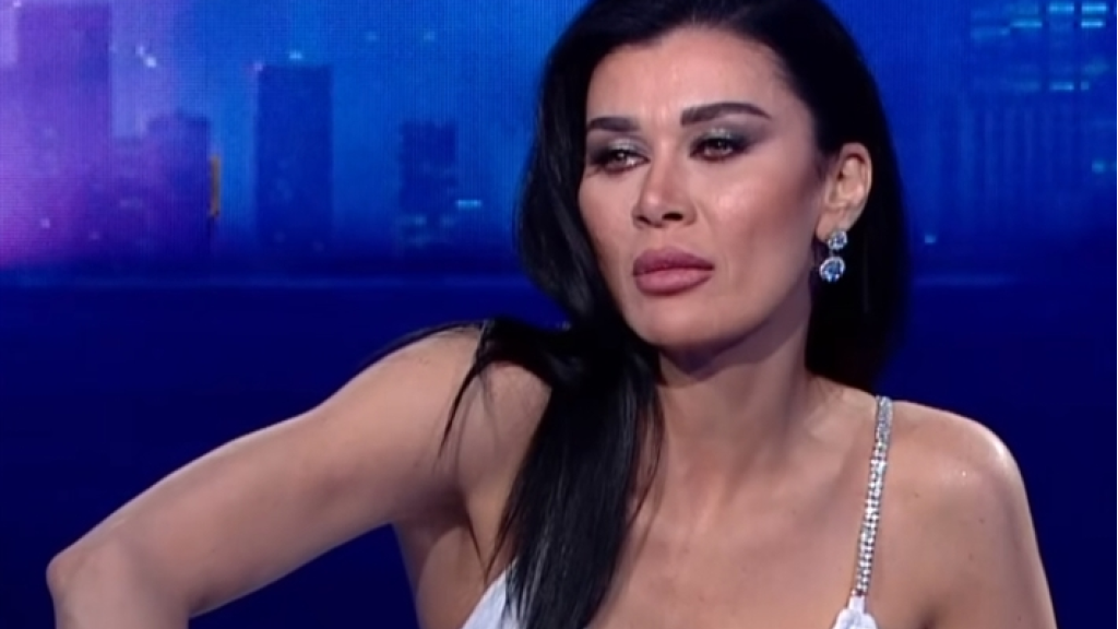 نادين الراسي تُعلّق على صورة جريئة جدّاً لها: “جسمي بعدو منيح بالـ44”