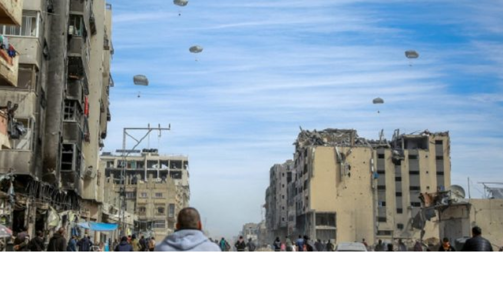 أول إنزال جوي أميركي للمساعدات على غزة