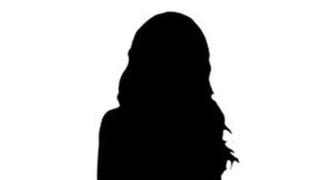 ممثلة لبنانية مشهورة أوهمت زوجها بأن لديها تصوير مسلسل… وخانته مع مخرج!