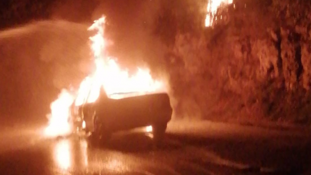 حريق في سيارة على طريق عنايا