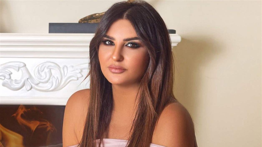 بفستان شفاف وعقد من الألماس.. الفنانة الشهيرة تحتفل بعيد ميلادها الـ43 (صور)