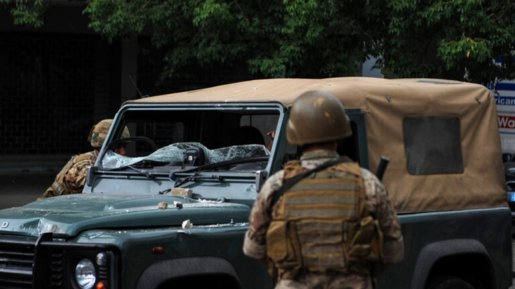 بالفيديو - مسلح يفتح النار باتجاه عناصر الجيش اللبناني في نقطة الريفا في طرابلس 