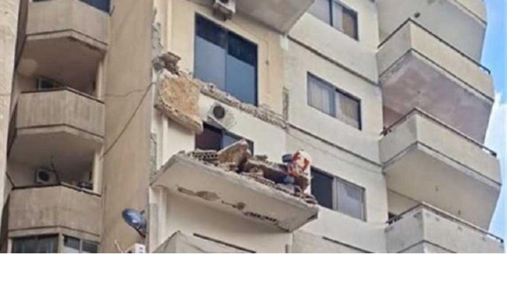 بالصورة.. سقوط شرفة شقة في صور