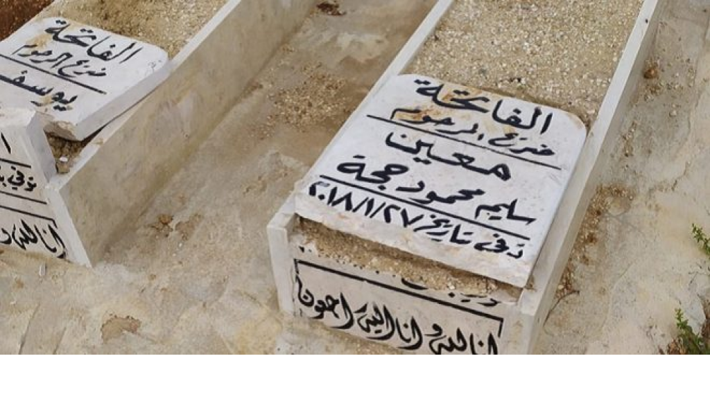 بالفيديو.. مستوطنون صهاينة يحطمون شواهد قبور