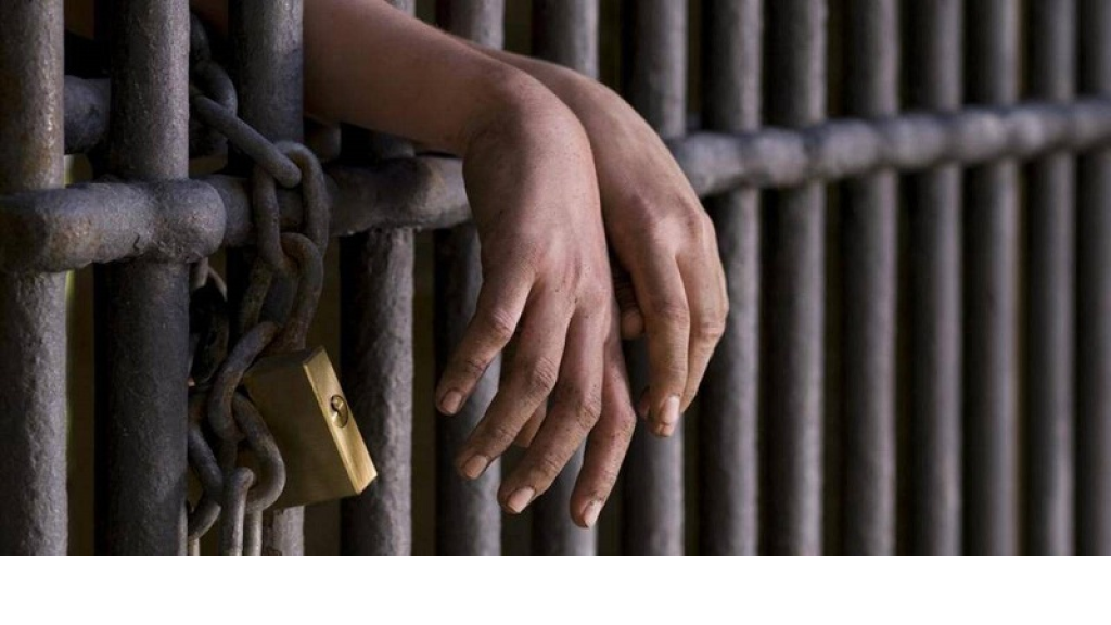 سرق دراجة آلية وأطلق النار على مالكها فوقع بقبضة الأمن