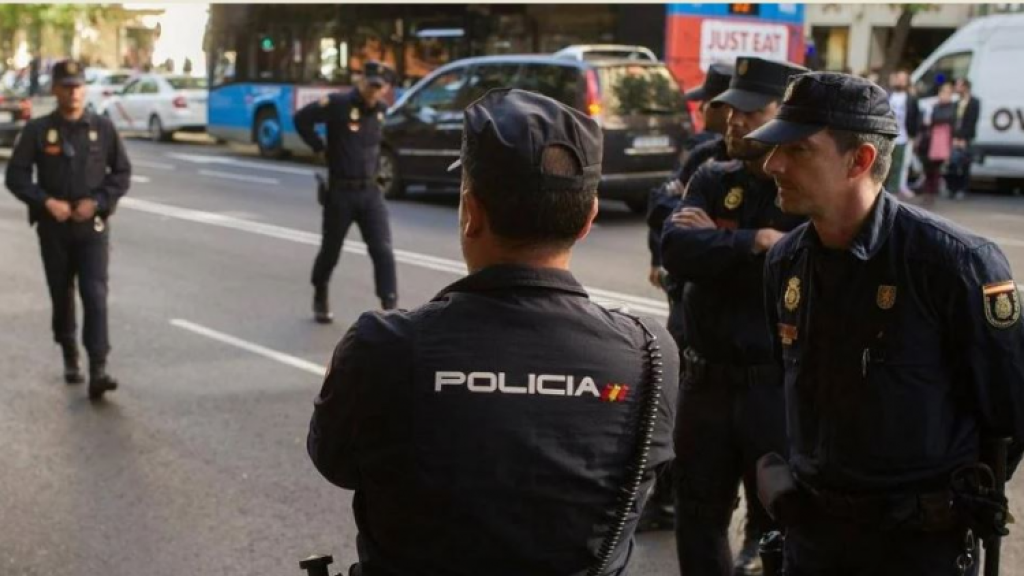 بالصور والفيديو - اصطدام شاحنة بحاجز أمني إسباني وسقوط ضحايا بينهم شرطيان