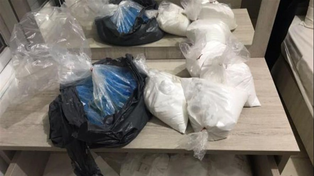 يقوم بتصنيع إحدى أخطر أنواع المخدرات هو وزوجته... وقوى الأمن توقفهما