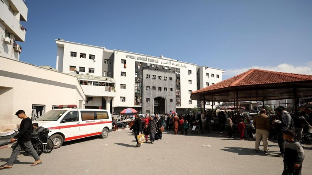 شهود: صحفيون وعاملون صحيون أجبروا على خلع ملابسهم أثناء مداهمة مستشفى الشفاء في غزة