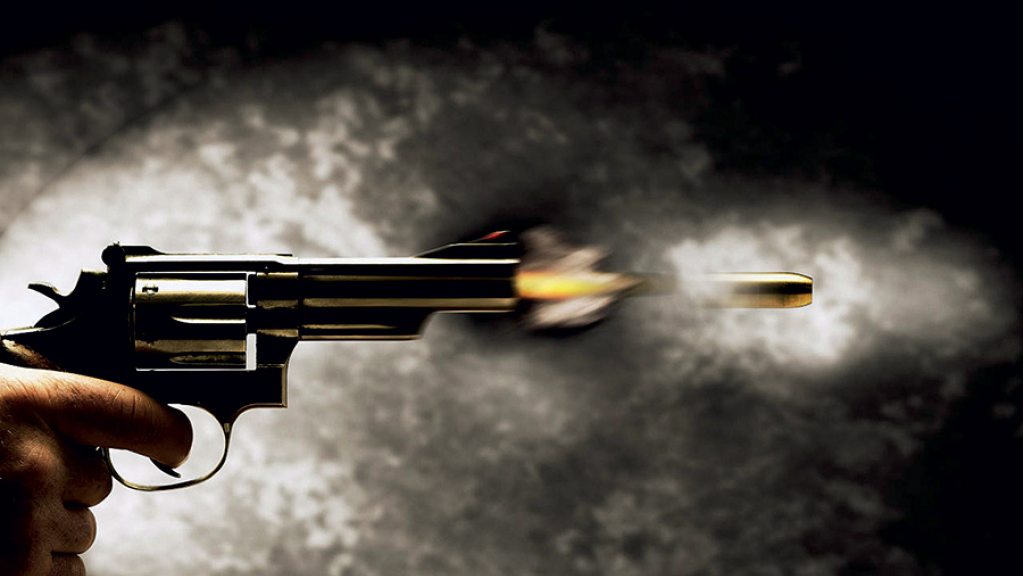 في طرابلس... أطلق النار على والده!