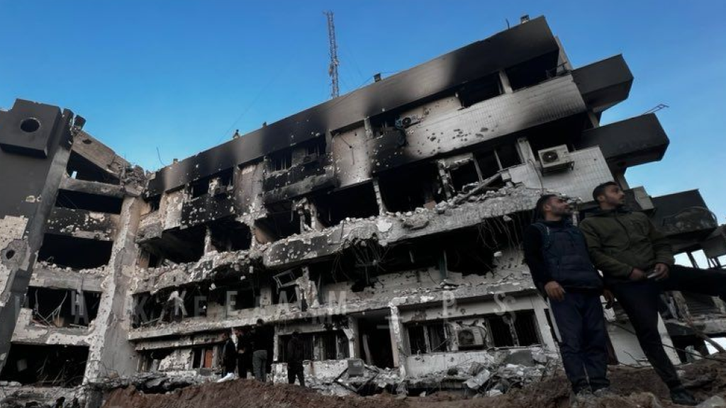 عاجل-| جيش الاحتلال يحرق مباني مجمع الشفاء الطبي في مدينة غزة خلال حصارة لمدة أسبوعين.