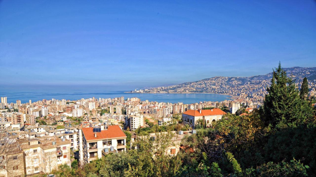 بالصورة - تشويه تمثال السيدة العذراء في زوق مكايل