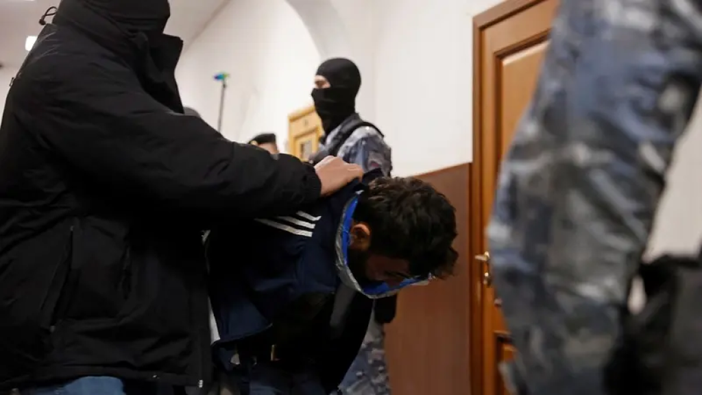 ملابس مموهة وعلم أوكرانيا.. فيديو يكشف محتوى هاتف أحد المتهمين بتنفيذ هجوم موسكو