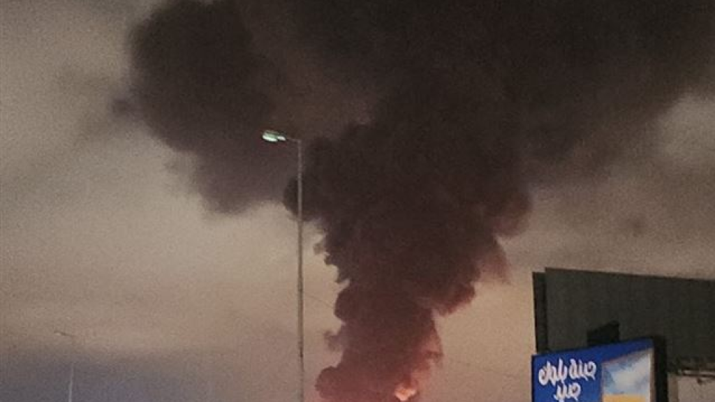 بالفيديو- حريق كبير داخل مستودع للبلاستيك قرب المدينة الرياضية في بيروت