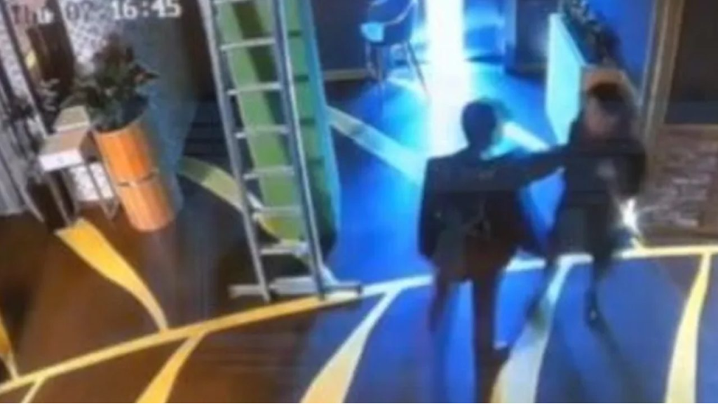 بالفيديو: وزير يعنف زوجته.. توفيت بسبب السحل والركل