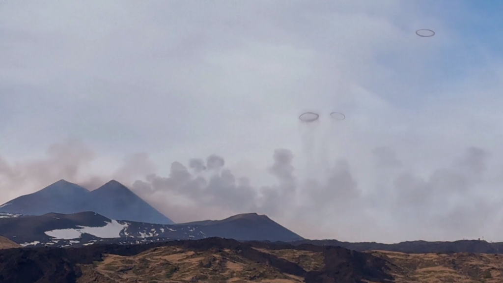 مشاهد مذهلة.. بركان جبل إتنا ينفث دوائر دخان مذهلة إلى السماء