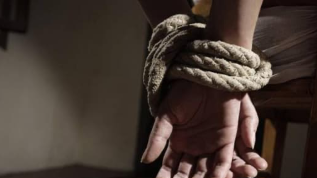 “ضربوه بالرفش و وربطوه بالحبال”.. ماذا حصل في البترون؟ 