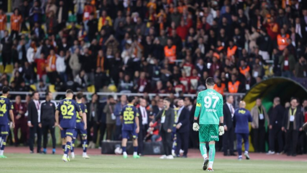 فنربغشة يثير فوضى مسيئة لكرة القدم التركية