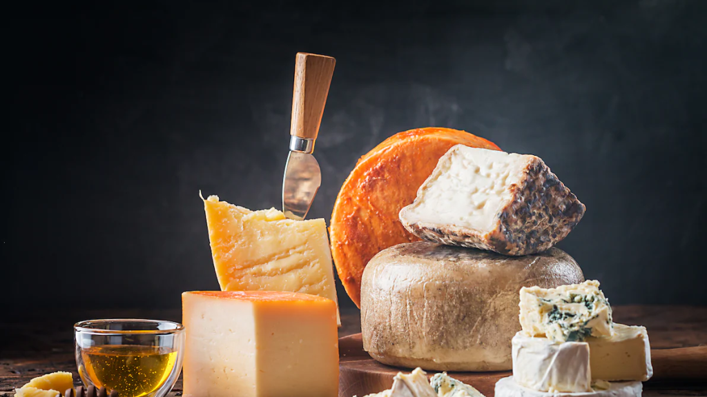 لمحبي الجبن... طبيب يكشف أكثر نوع مفيد للصحة