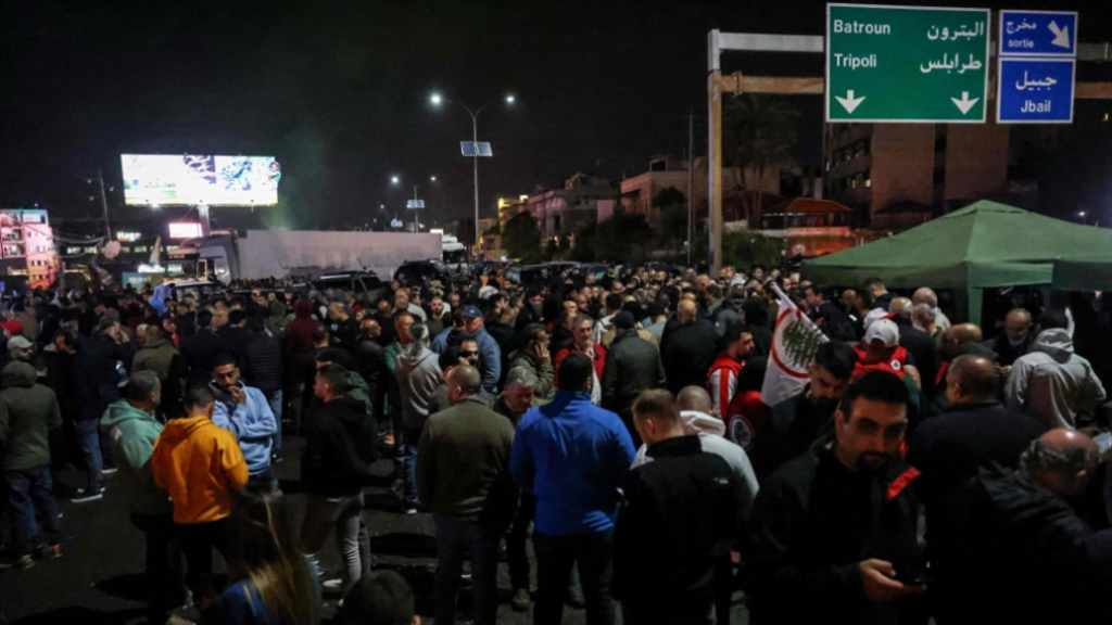 متداول : بالفيديو : سيارة تجوب بلدة بشري مسقط رأس ستريدا جعجع وتدعو السوريين إلى مغادرة البلدة في وقت أقصاه حتى الفجر والا فإنهم سيموتون.