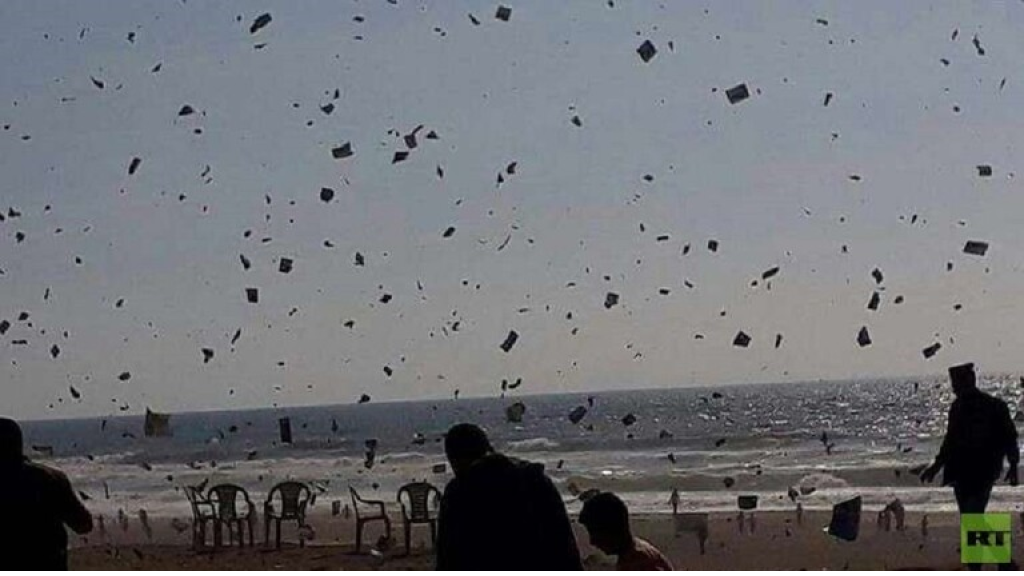 بالصورة - طائرات العدوّ تحذّر سكّان وسط غزّة 