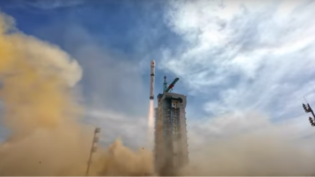 الصين تطلق قمرا جديدا لرصد الأرض (فيديو)