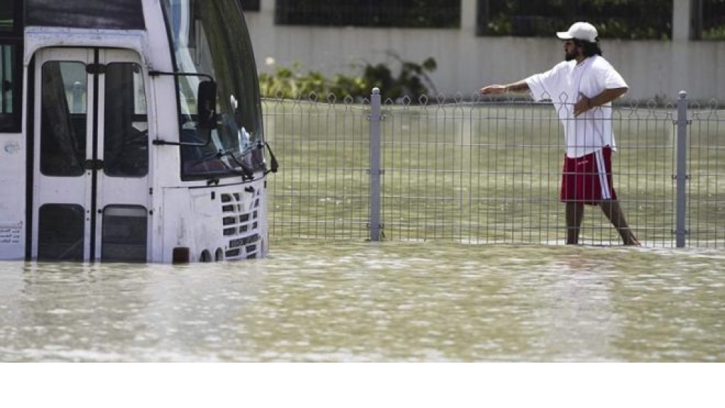 الإضطرابات بعد الأمطار متواصلة في الإمارات