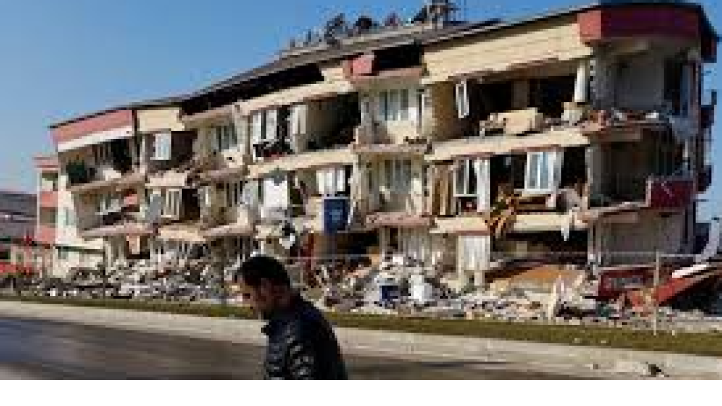 انهيارات وأضرار في المنازل جراء الهزة الأرضية في شمال تركيا