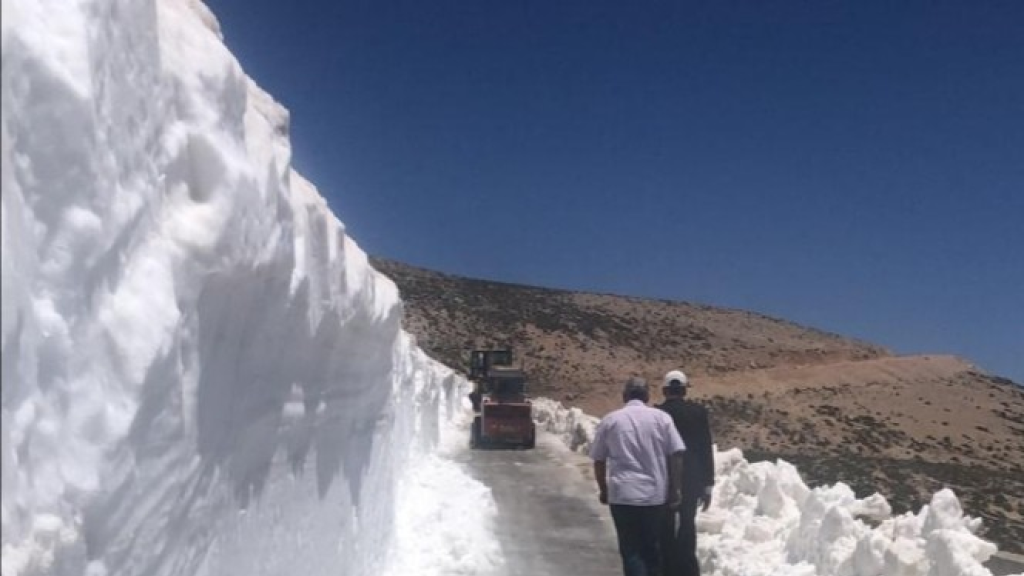 وزارة الأشغال جرفت الثلوج وفتحت طريق عيناتا- الأرز
