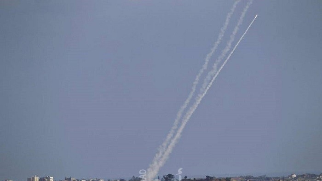 صفارات الانذار تدوي في “سديروت” وصواريخ في سمائها.. هل من اصابات؟