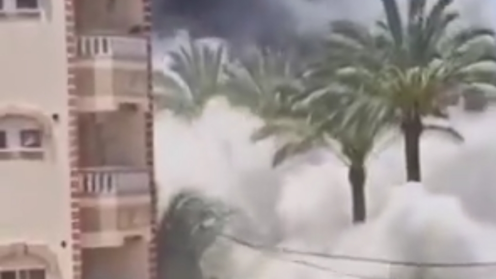 بالفيديو..مشاهد من غارة شنها طيران الاحتلال على دير البلح