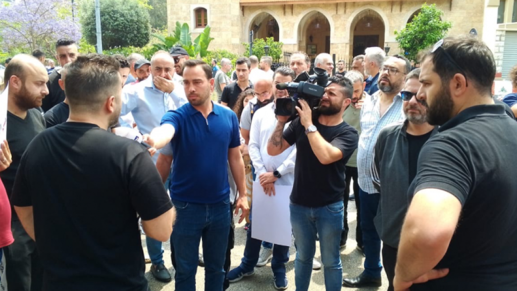 اعتصام لنقابة عمال وموظفي المعاينة الميكانيكية أمام وزارة الداخلية احتجاجًا على إقفالها