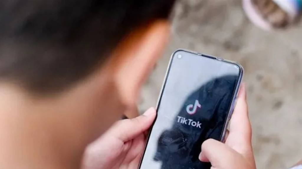 التحقيقات بعصابة 