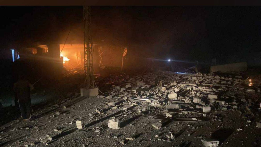 3 جرحى وتدمير مبنى في غارة إسرائيلية على بلدة السفري