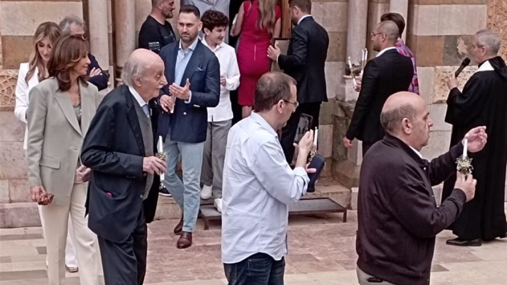 جنبلاط يشارك في حفل تعميد حفيدته ويزور فرنجية.. 