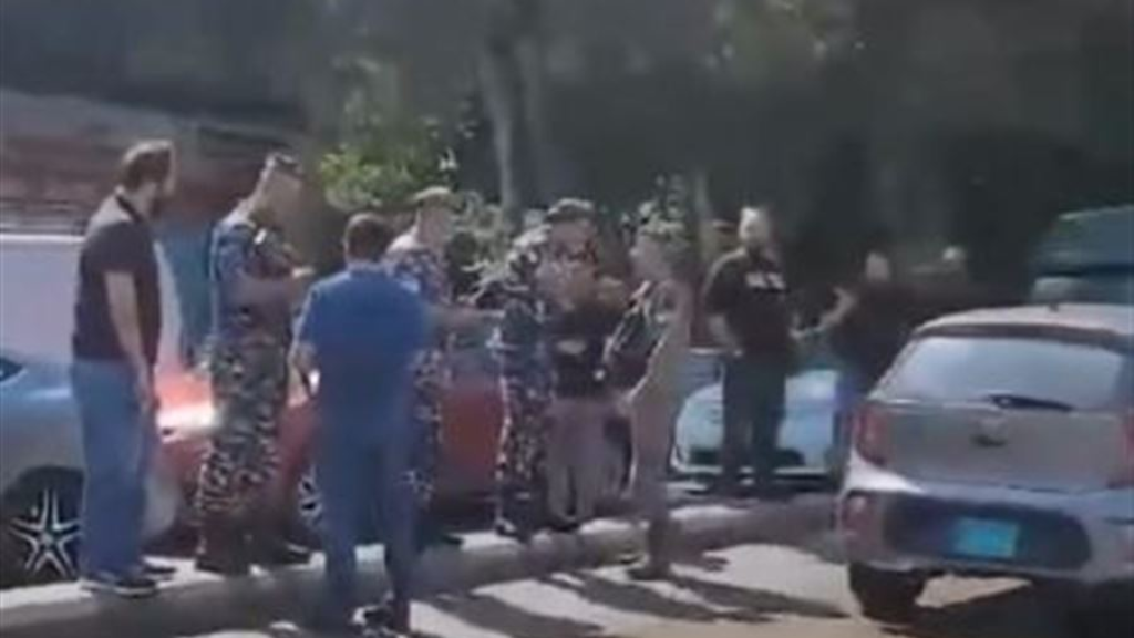 مشهد صادم بين عسكري من الجيش وضابط قوى الامن 