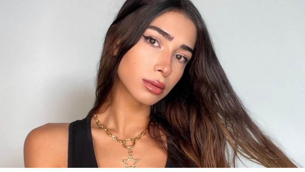 شاهدوا نحافة ابنة النجمة الذهبية..