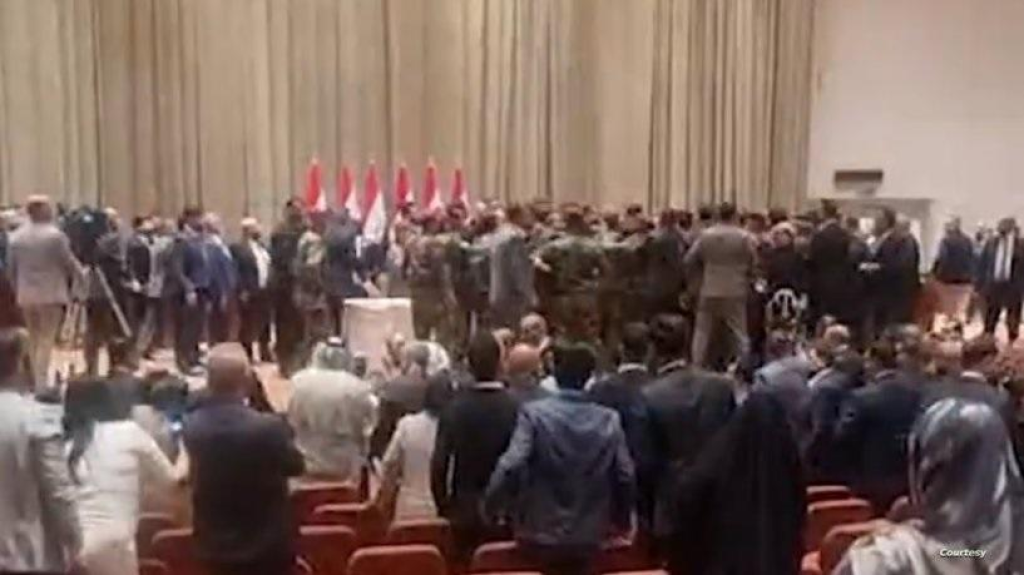 بالفيديو- عراك بالأيدي داخل البرلمان العراقي وإصابة نواب