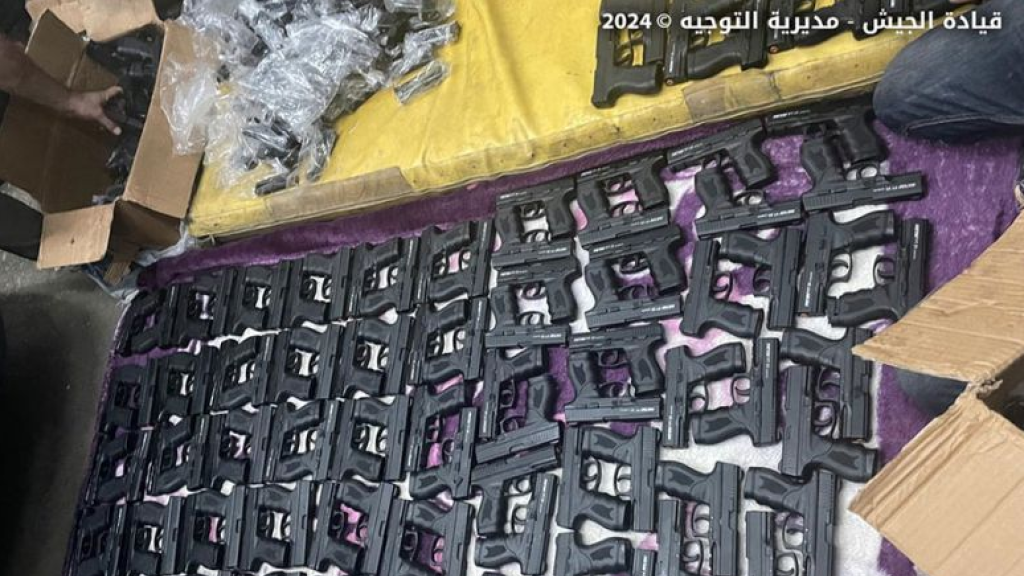 بيان الجيش: اشتعال شاحنة محمّلة بالزيوت تحمل مسدسات مهربة مخفية في البترون (صور)