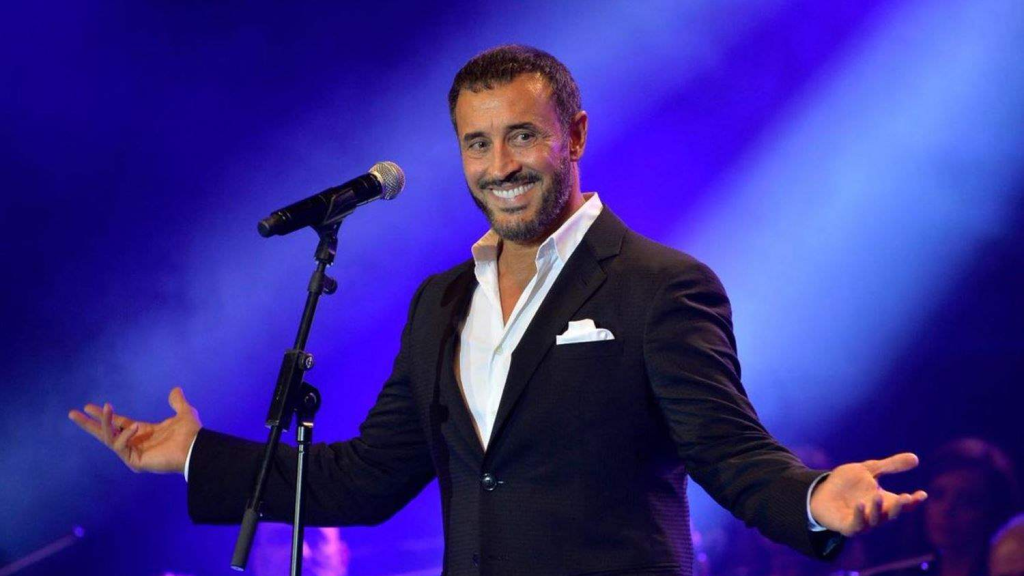 بالفيديو..كاظم الساهر متوتر ومُرتبك خلال حفله في دبي.. اليكم ما حصل على المسرح