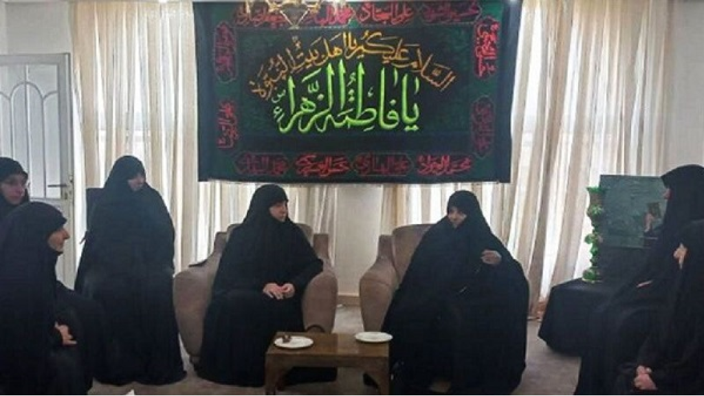 ابنتا السيّد نصر الله والشهيد عباس الموسوي تقدمان التعازي الى عائلة الشهيد رئيسي